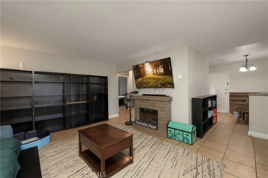 327 S Gilbert