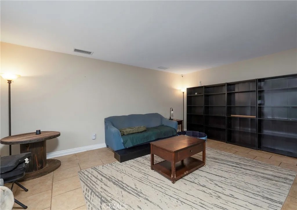 327 S Gilbert