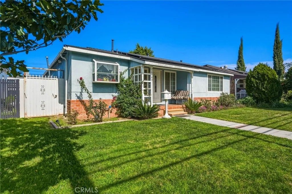 Photo of 18149 Saticoy St, Reseda, CA 91335 (MLS # SR26055302)