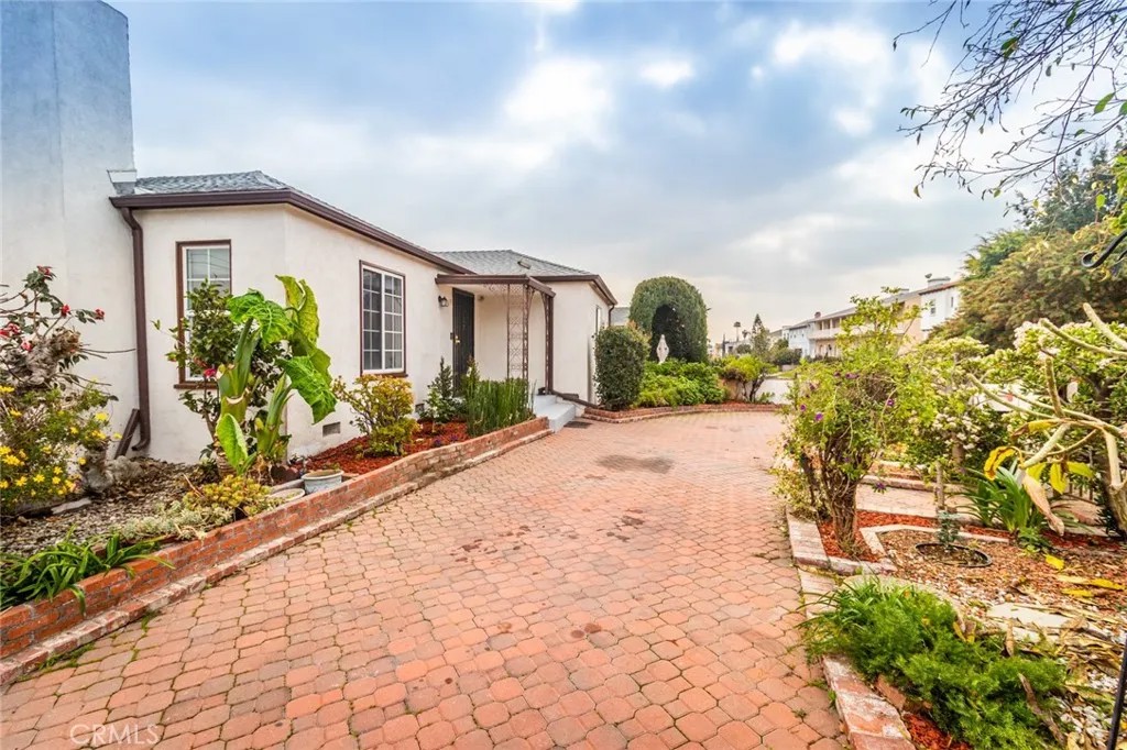 870 N Alexandria Avenue