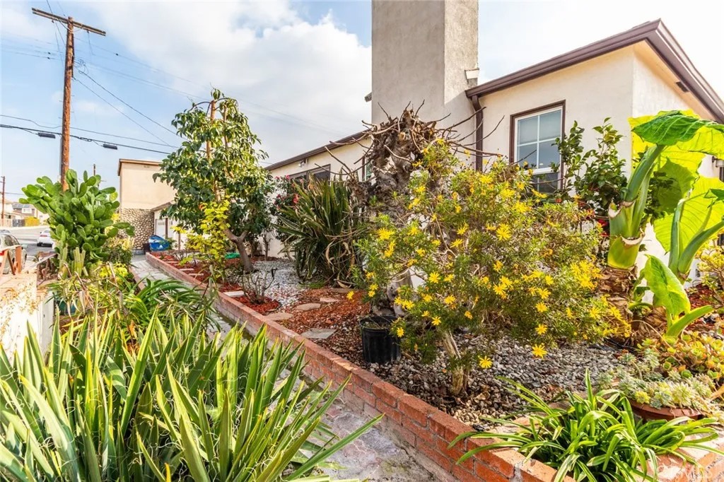 870 N Alexandria Avenue