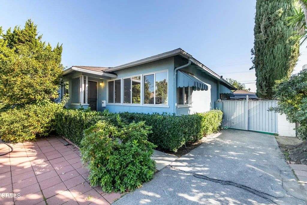 Photo of 5512 Vantage Avenue, Valley Village, CA 91607 (MLS # P1-25656)