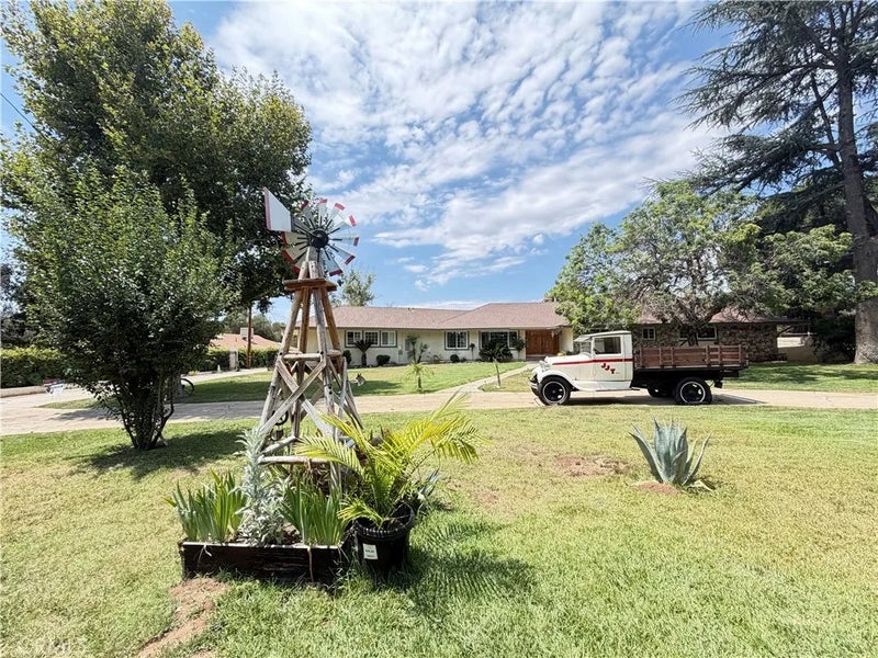9359 Avenida San Timoteo
