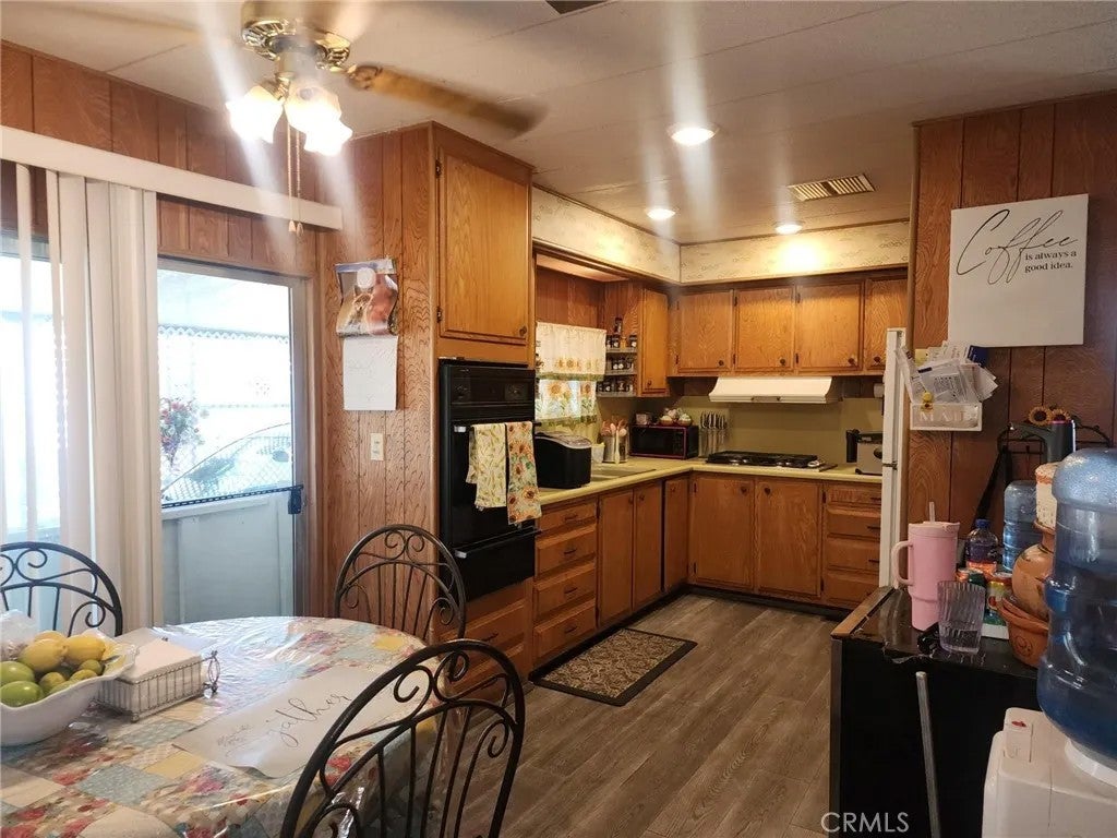 881 N Lake 220