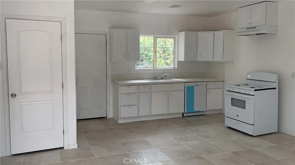 Photo of 8372 Vine Valley Drive, Sun Valley, CA 91352 (MLS # WS26023268)