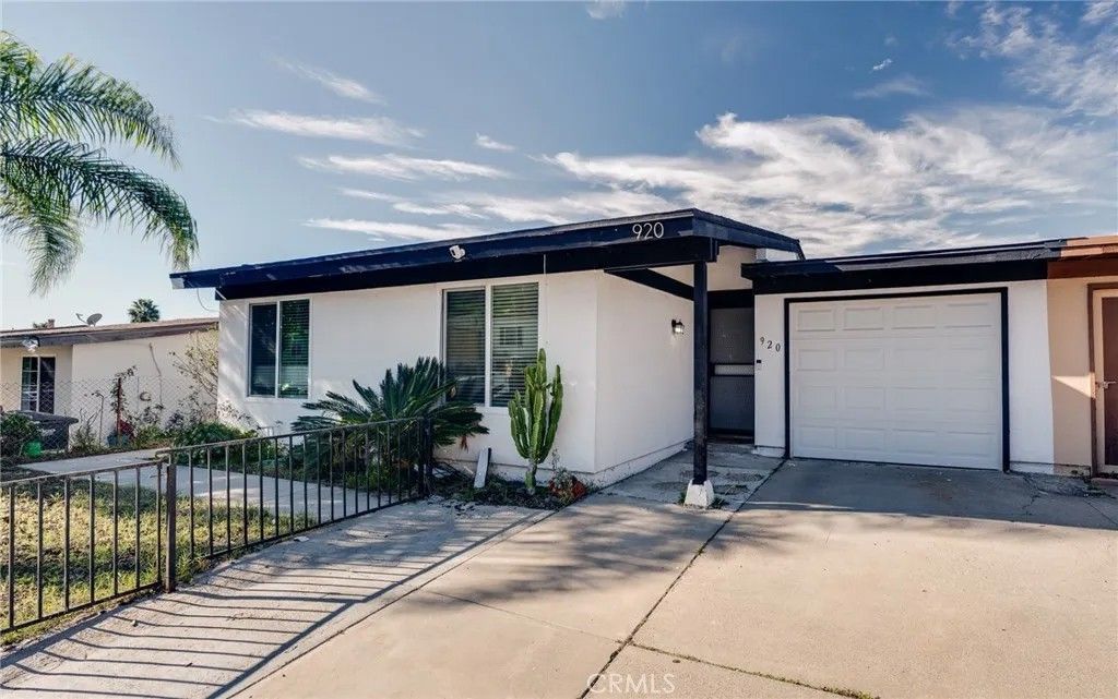 Photo of 920 Raintree Pl, Vista, CA 92084 (MLS # SW26038088)