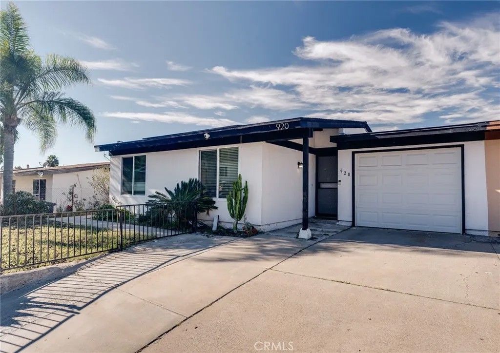 Photo of 920 Raintree Pl, Vista, CA 92084 (MLS # SW26038088)
