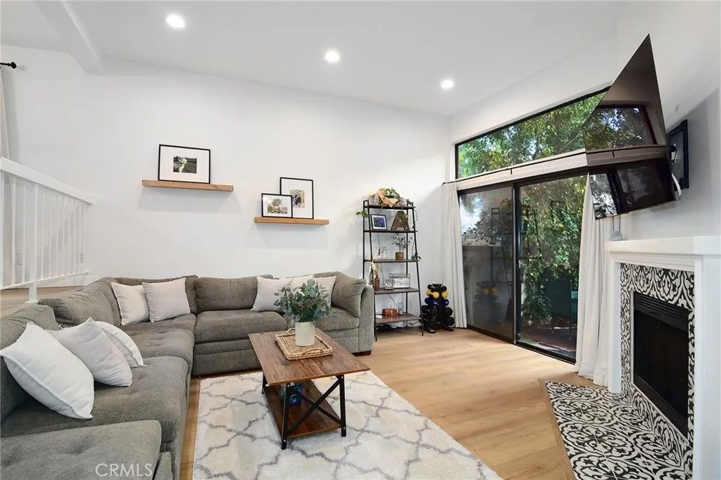 Photo of 18741 Hatteras Street #1, Tarzana, CA 91356 (MLS # SR25280835)