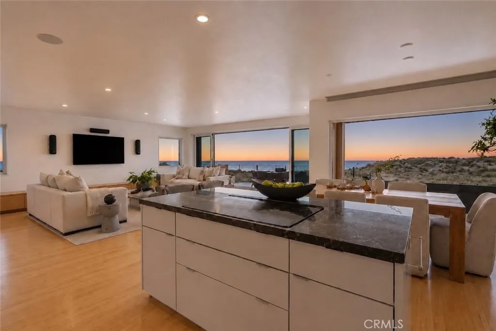 1554 E Oceanfront