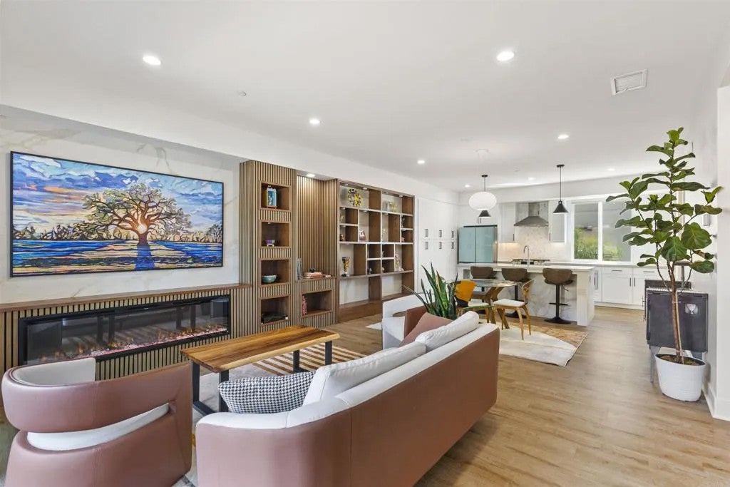 1045 32nd Street 2