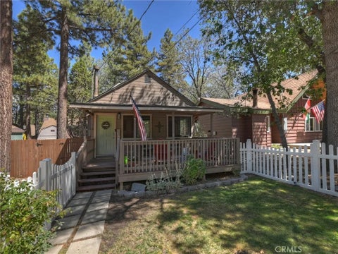Photo of 327 Wabash Ln, Sugarloaf, CA 92386 (MLS # IG26194378)