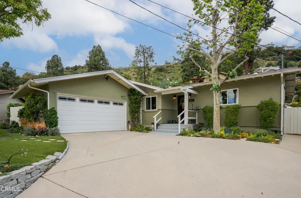 Photo of 5015 Verwood Avenue, Glendale, CA 91214 (MLS # P1-26528)