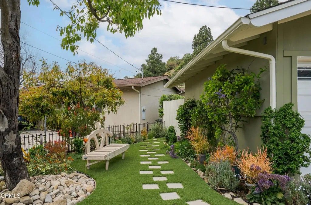 Photo of 5015 Verwood Avenue, Glendale, CA 91214 (MLS # P1-26528)