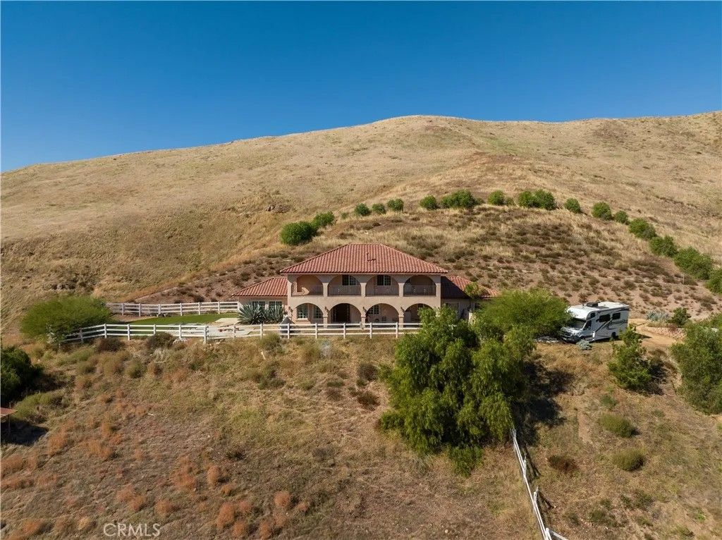 Photo of 13560 Sego Rd, Agua Dulce, CA 91390 (MLS # SR26016247)