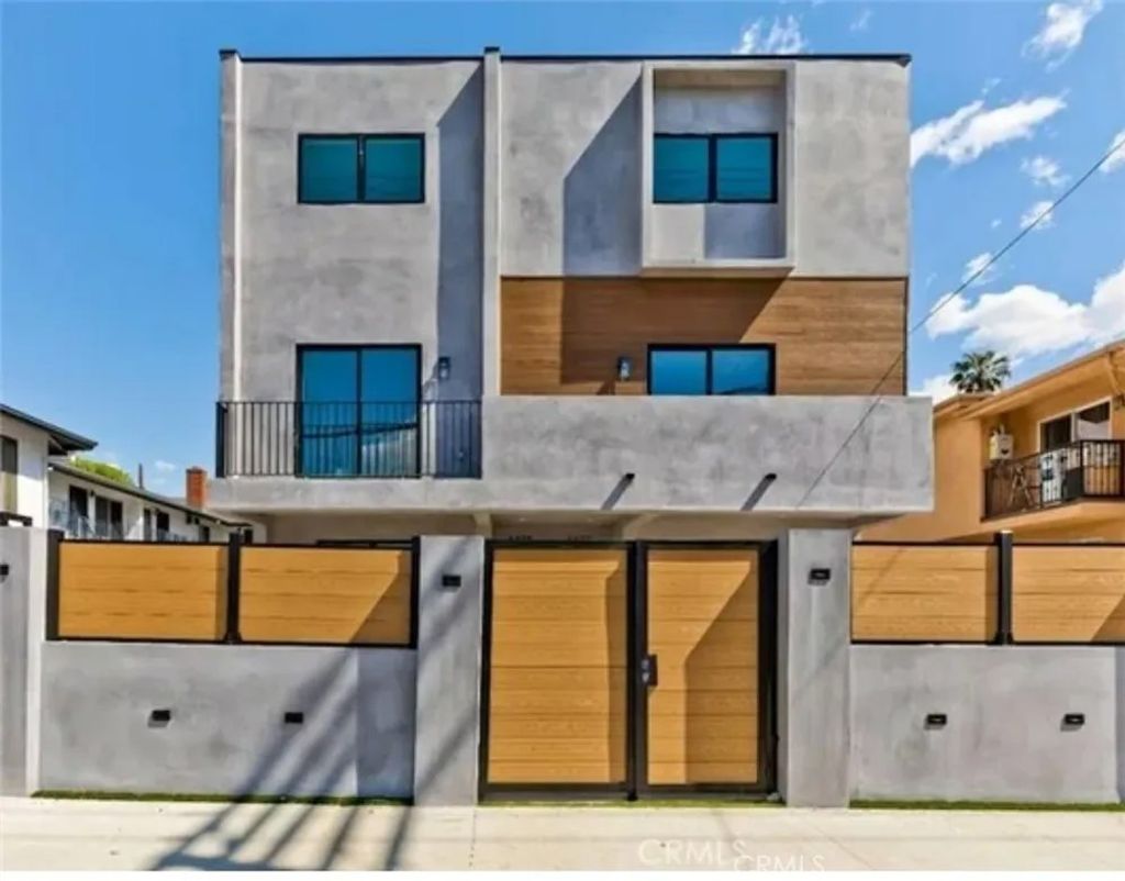 Photo of 6130 Hazeltine Ave #3, Van Nuys, CA 91401 (MLS # SR26061570)