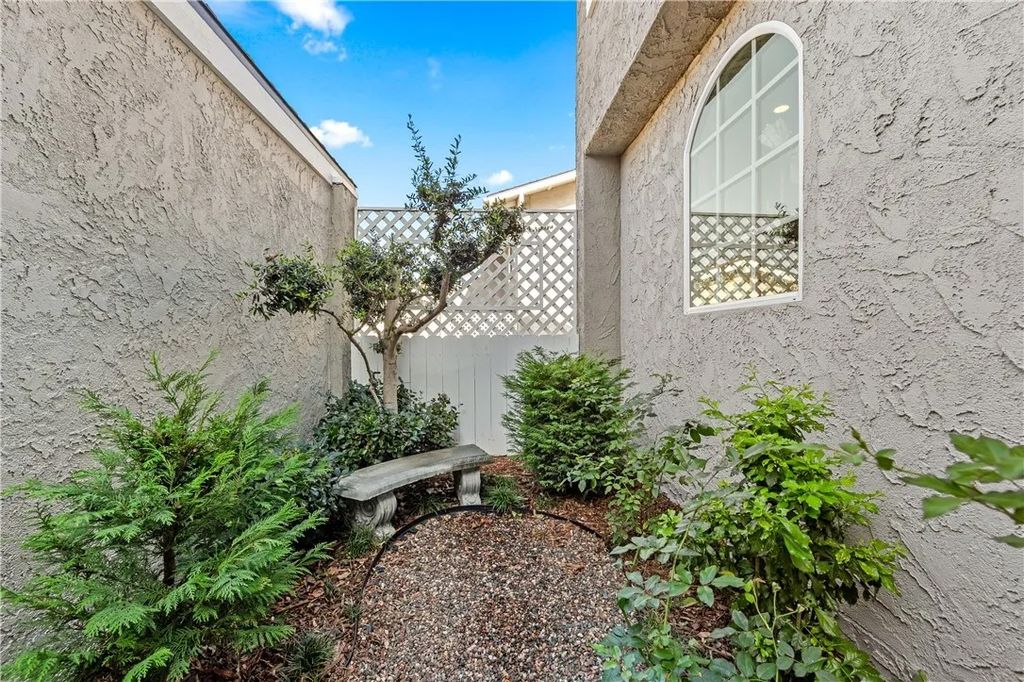 Photo of 18576 Vallarta Dr, Huntington Beach, CA 92646 (MLS # OC25270087)