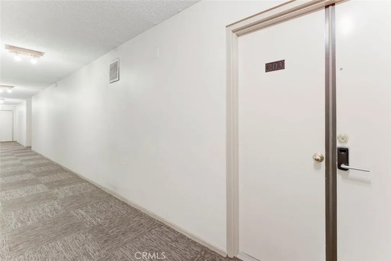 1037 N Vista