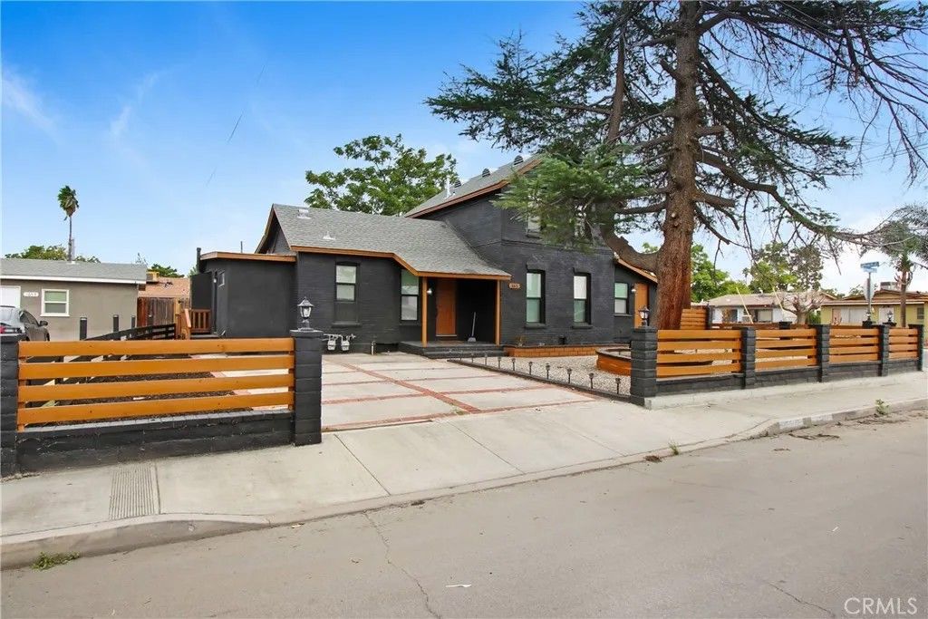 Photo of 165 N Alessandro Avenue, San Jacinto, CA 92583 (MLS # CV25240697)