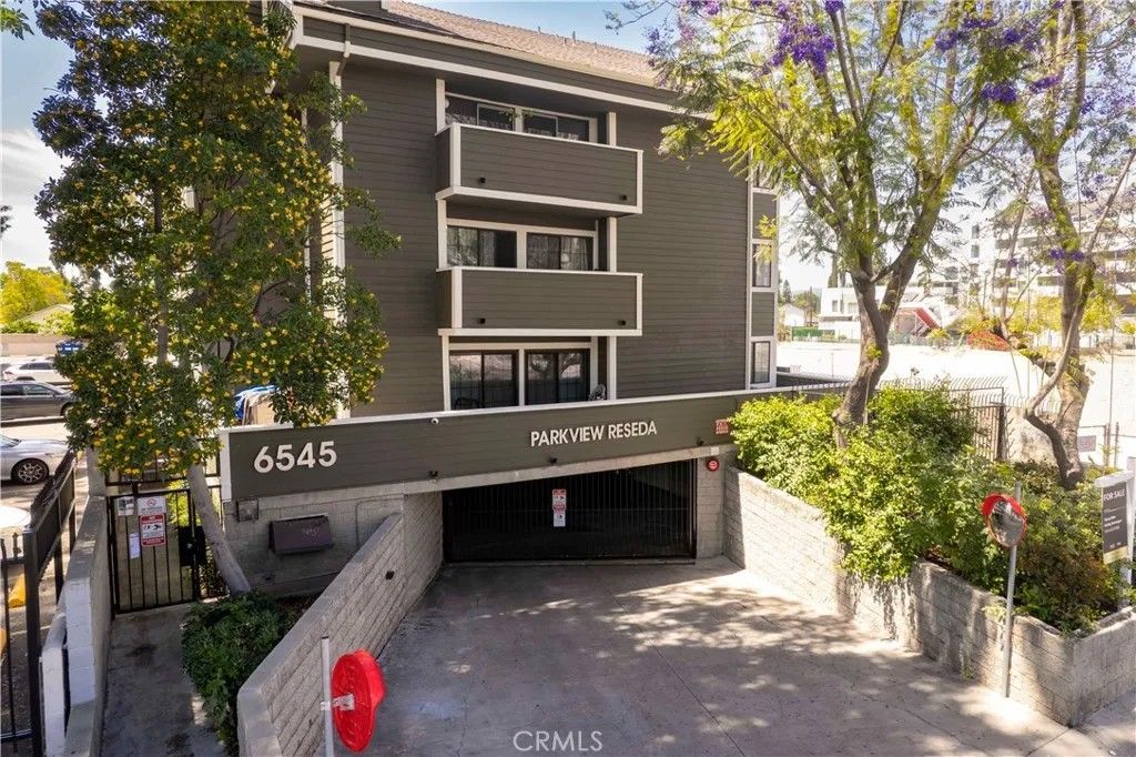 Photo of 6545 Reseda Boulevard #8, Reseda, CA 91335 (MLS # SR26079525)