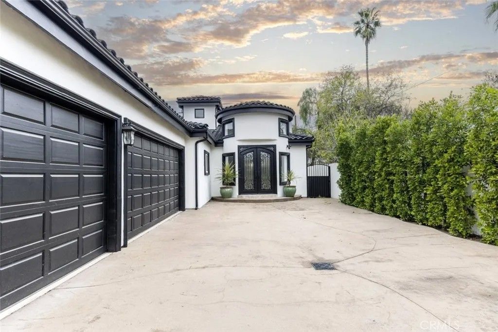 Photo of 5157 Avenida Oriente, Tarzana, CA 91356 (MLS # GD26000851)