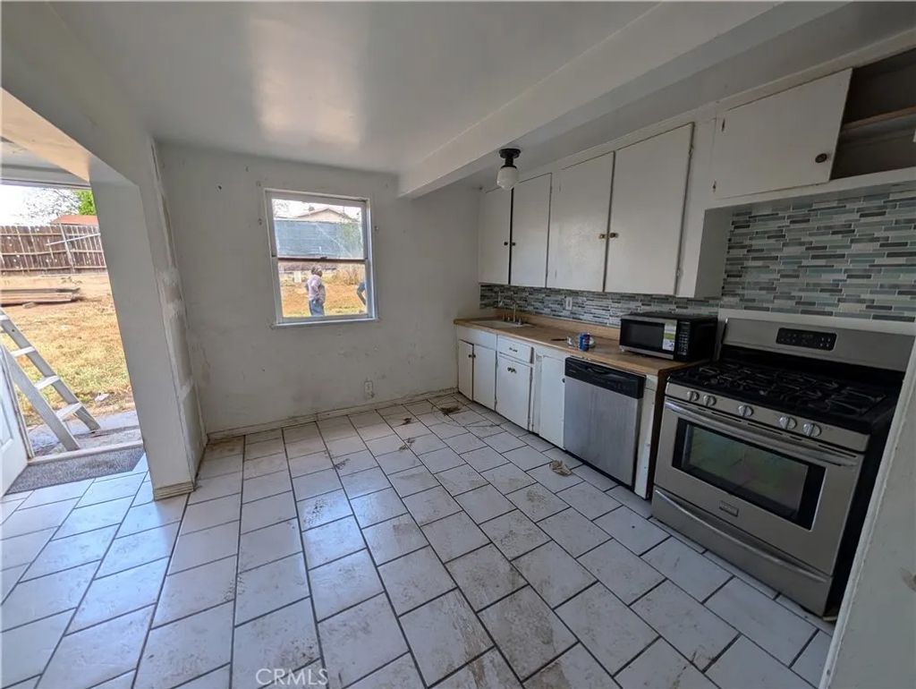 Photo of 1001 W Heald Ave, Lake Elsinore, CA 92530 (MLS # CV26079270)