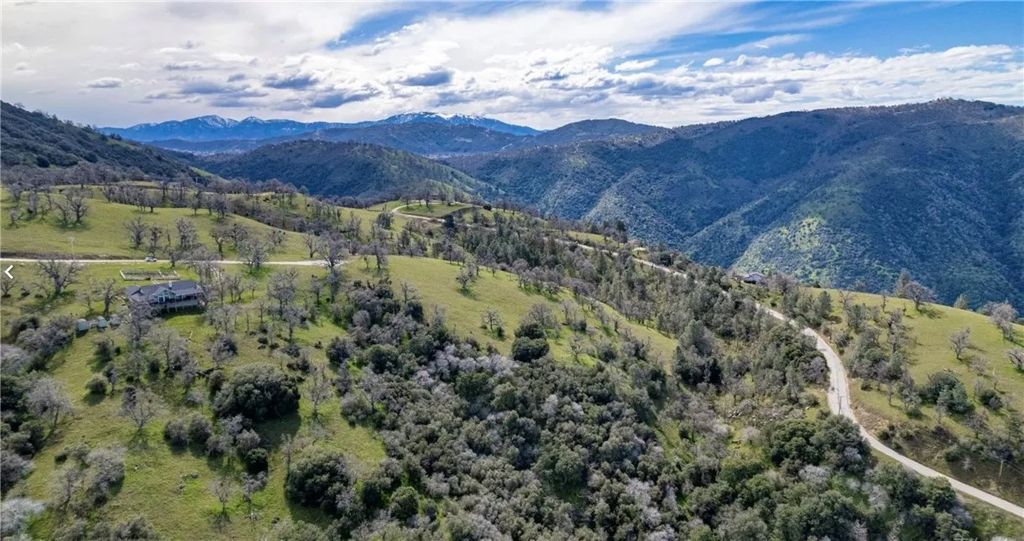 Photo of 26300 Hazelwood Ct, Tehachapi, CA 93561 (MLS # SR26026367)