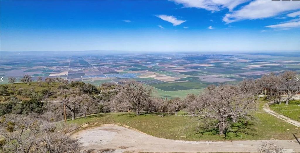 Photo of 26300 Hazelwood Ct, Tehachapi, CA 93561 (MLS # SR26026367)