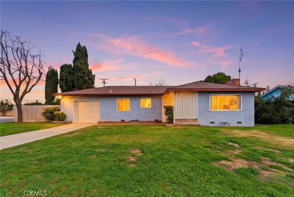 Photo of 2410 S Locust St, Visalia, CA 93277 (MLS # PI25277659)