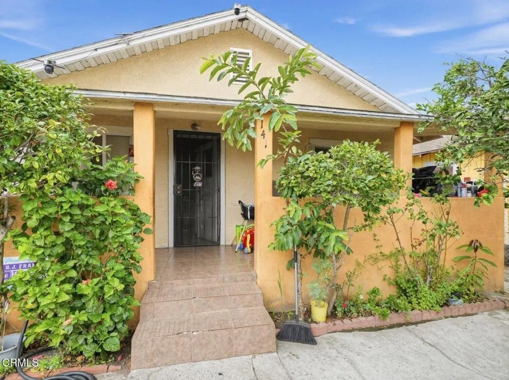 Photo of 141 S Hayes Avenue, Oxnard, CA 93030 (MLS # V1-38789)
