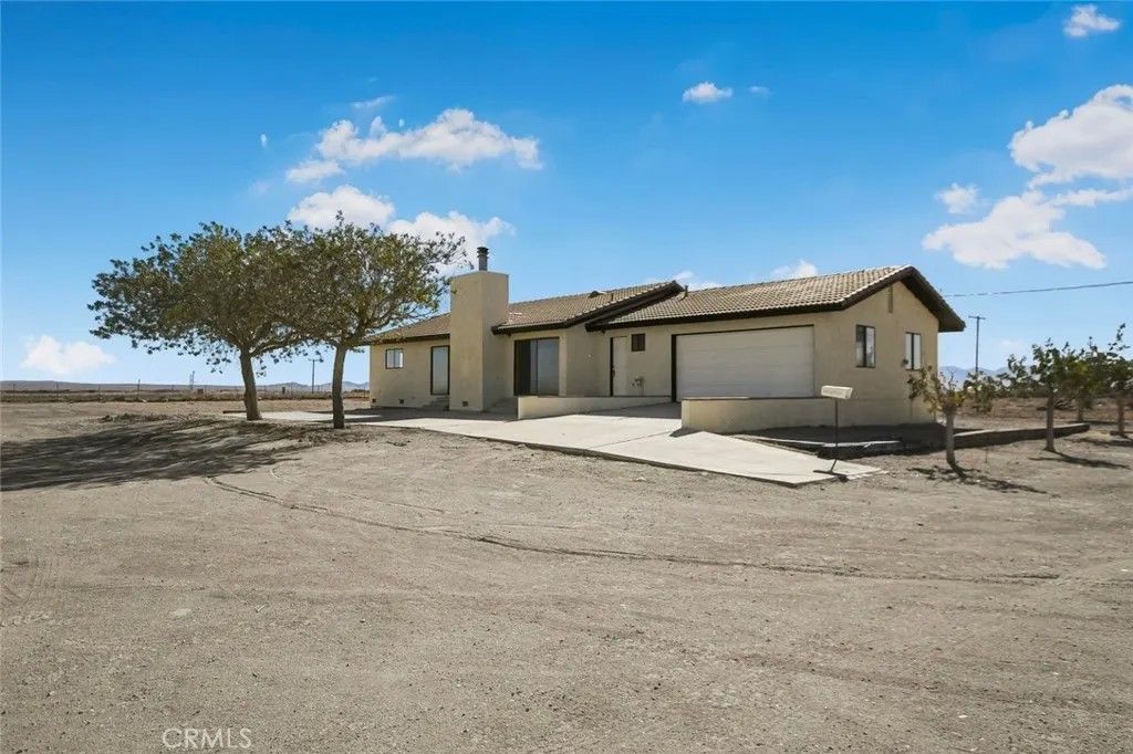 Photo of 5701 E Avenue E Ave, Lancaster, CA 93535 (MLS # SR25266916)