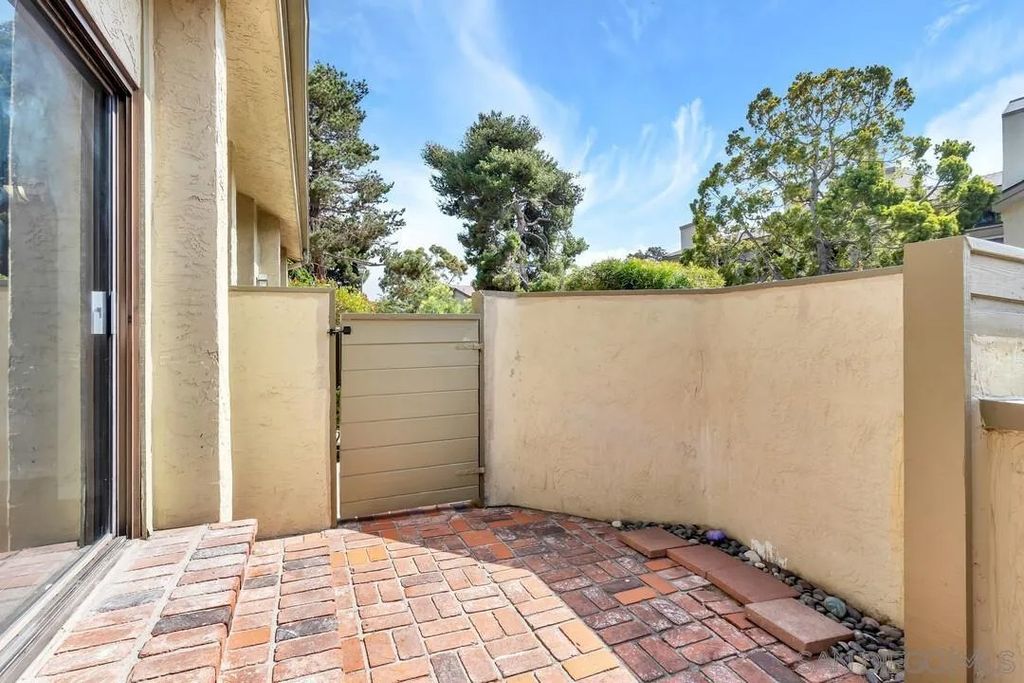 Photo of 3304 Caminito Eastbluff #142, La Jolla, CA 92037 (MLS # 250041047)