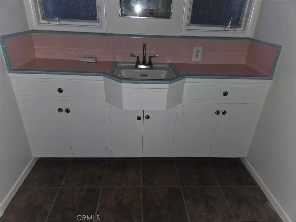 1221 Luanne