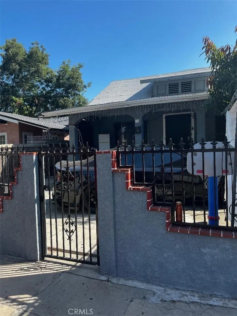 718 W 43rd Place