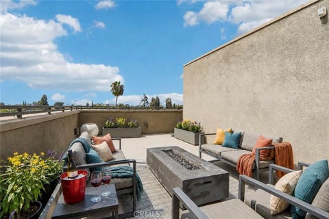 Photo of 13219 Victory Boulevard, Valley Glen, CA 91401 (MLS # SR26137377)