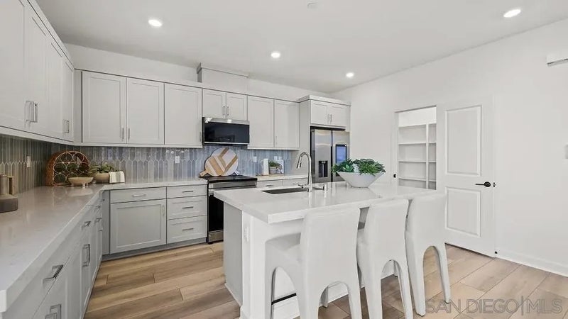 10418 Hill Meadows