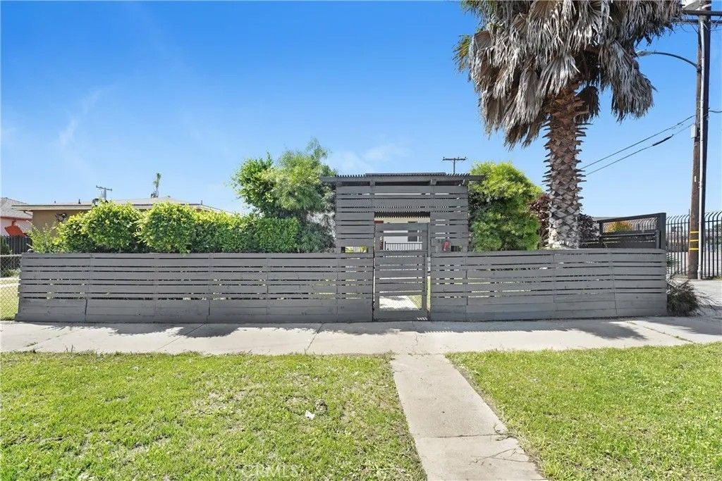 Photo of 616 E 135th St, Los Angeles, CA 90059 (MLS # TR26103125)