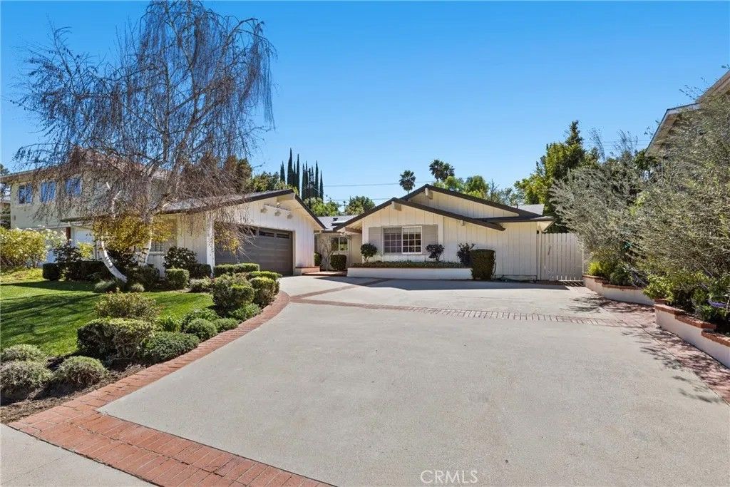 Photo of 22736 Margarita Drive, Woodland Hills, CA 91364 (MLS # SR26058812)