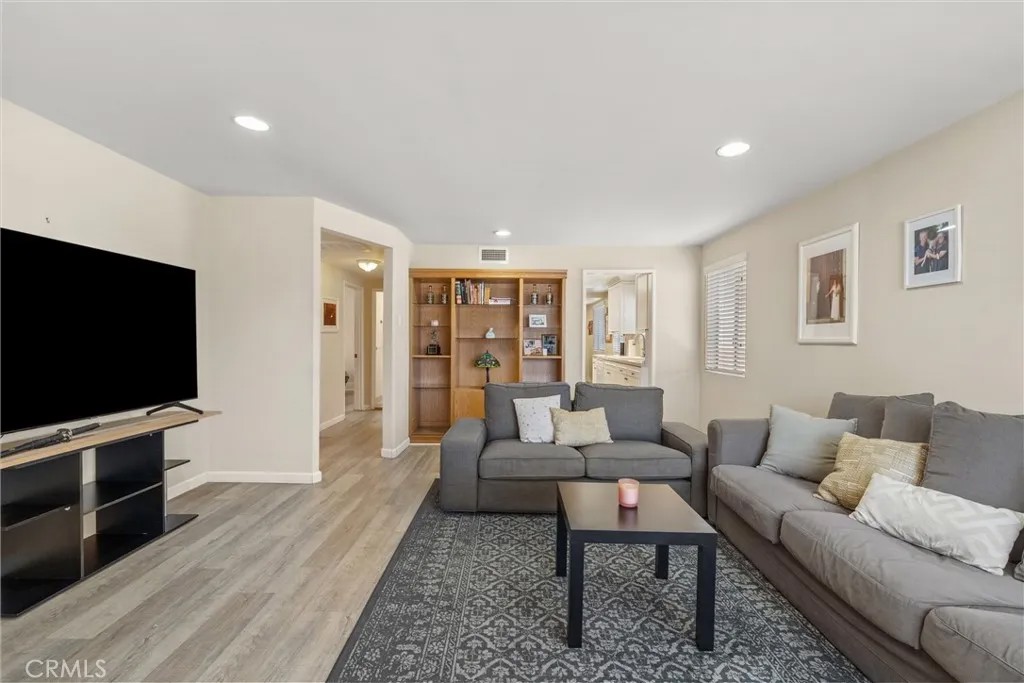 1034 W 24th