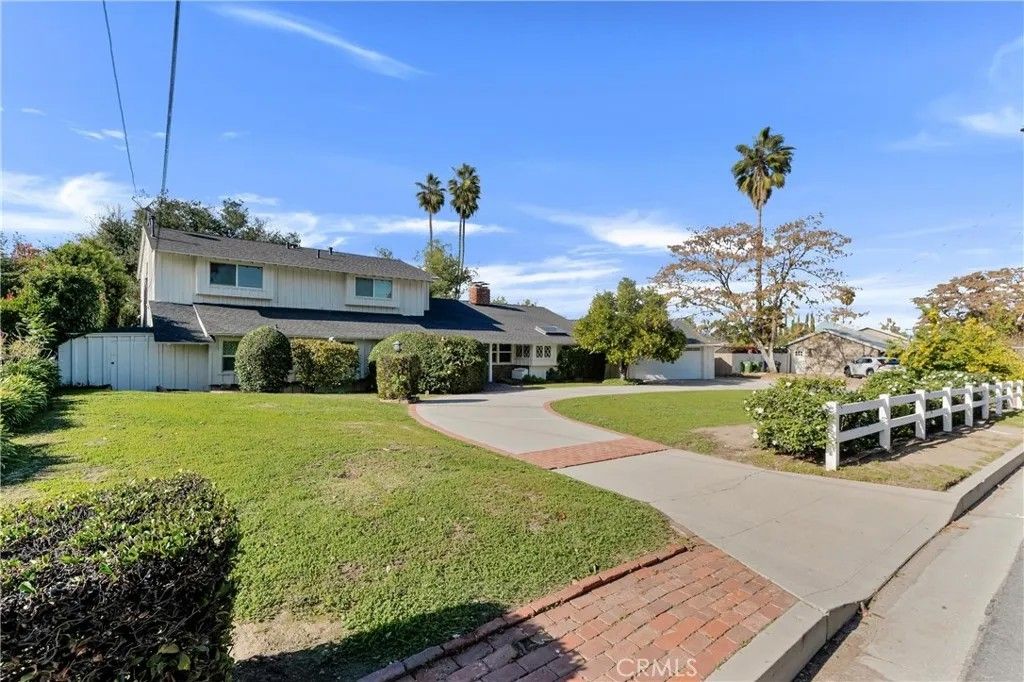 Photo of 4771 Vista De Oro, Woodland Hills, CA 91364 (MLS # SR25274174)