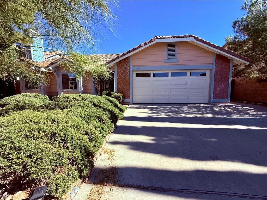 Photo of 39330 Gainsborough Dr, Palmdale, CA 93551 (MLS # SR25254151)