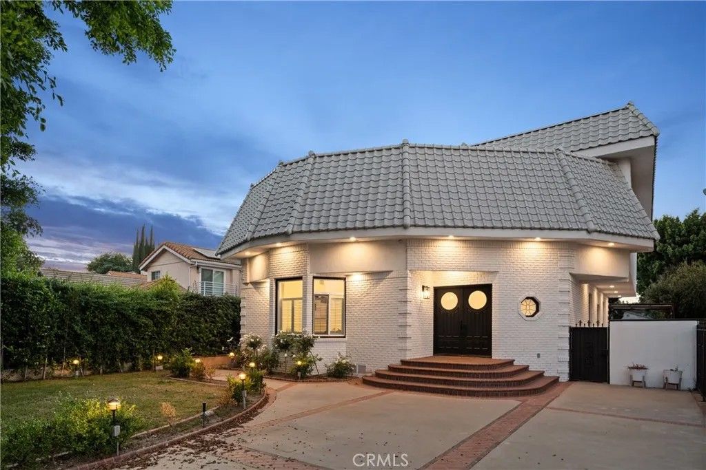 Photo of 14713 Valleyheart Drive, Sherman Oaks, CA 91403 (MLS # SR26079303)