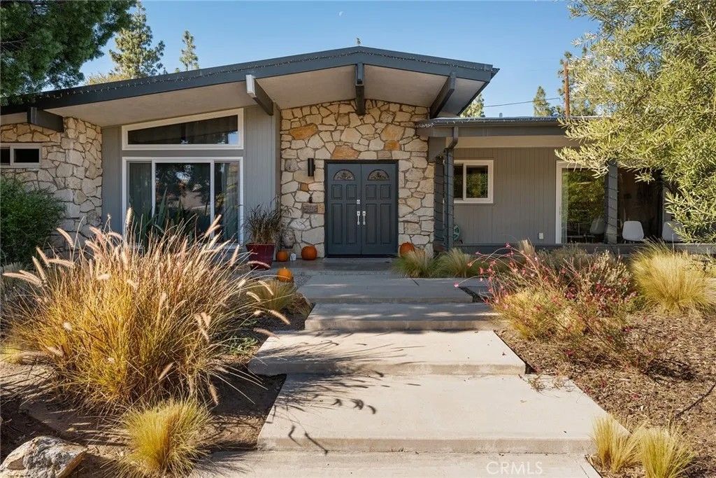 Photo of 4835 Almidor Avenue, Woodland Hills, CA 91364 (MLS # SR26016580)