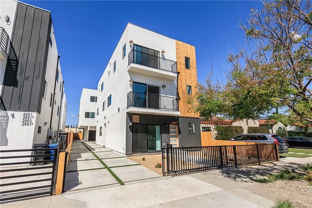 Photo of 2847 Victoria Avenue #A, Los Angeles, CA 90016 (MLS # BB26082613)