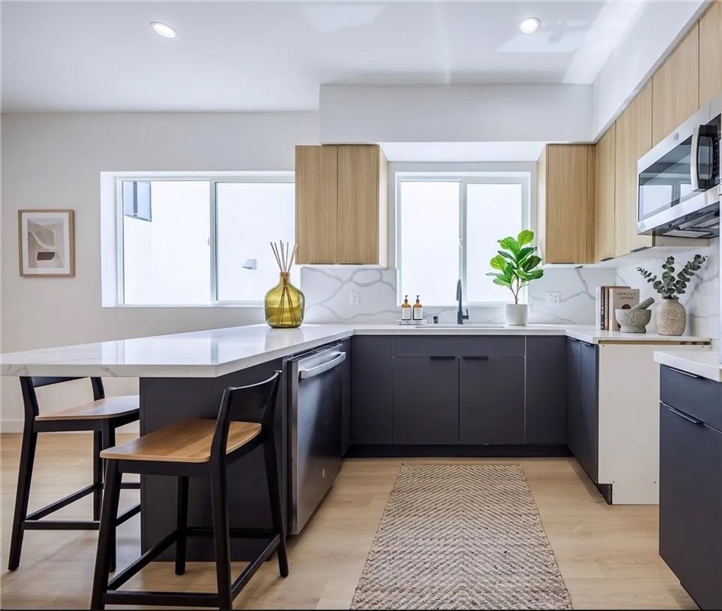 Photo of 2847 Victoria Avenue #A, Los Angeles, CA 90016 (MLS # BB26082613)