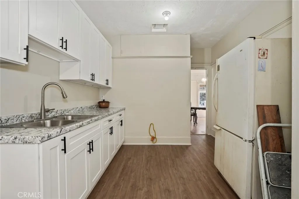 1037 W 46th Street