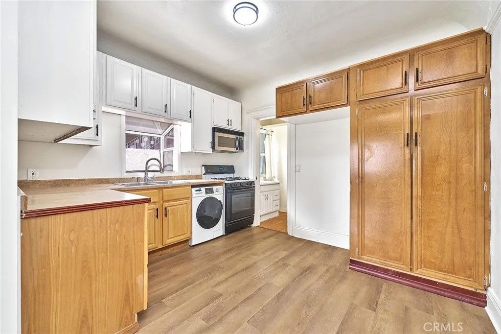 Photo of 1115 S Mariposa Avenue, Los Angeles, CA 90006 (MLS # PW26078288)