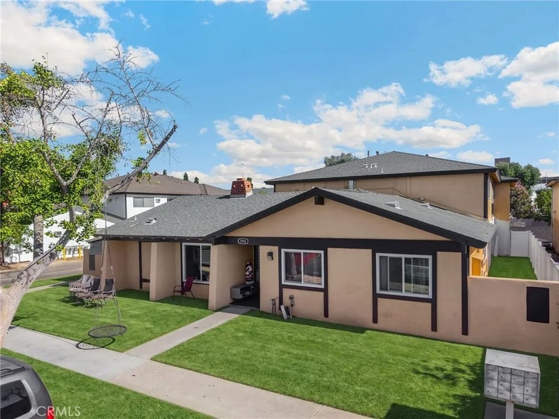 2552 E Terrace