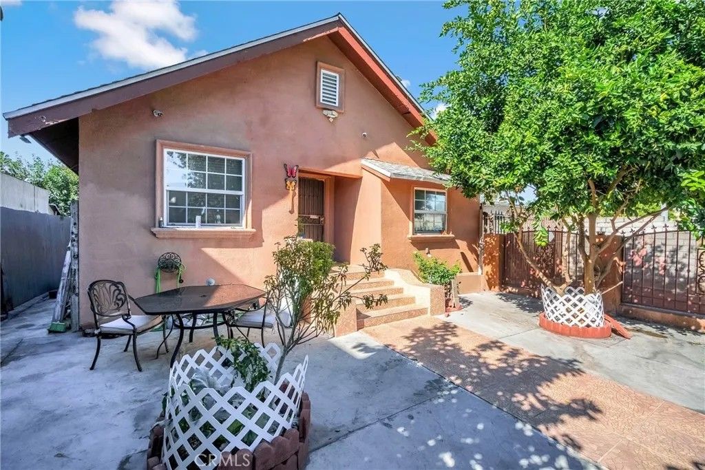 Photo of 5307 Compton Avenue, Los Angeles, CA 90011 (MLS # SR25252552)
