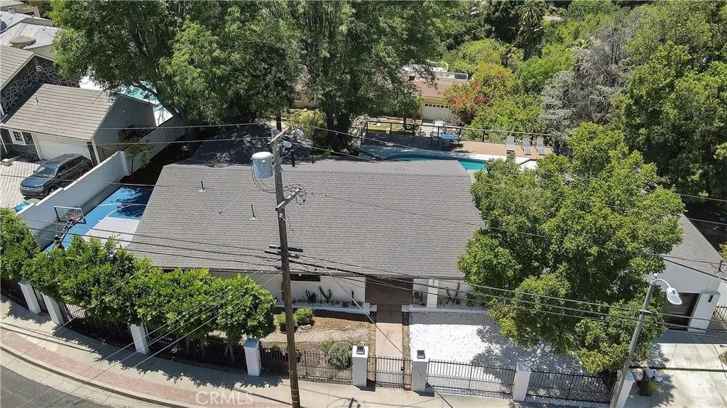 Photo of 17072 Oak View Drive, Encino, CA 91436 (MLS # SR25239876)