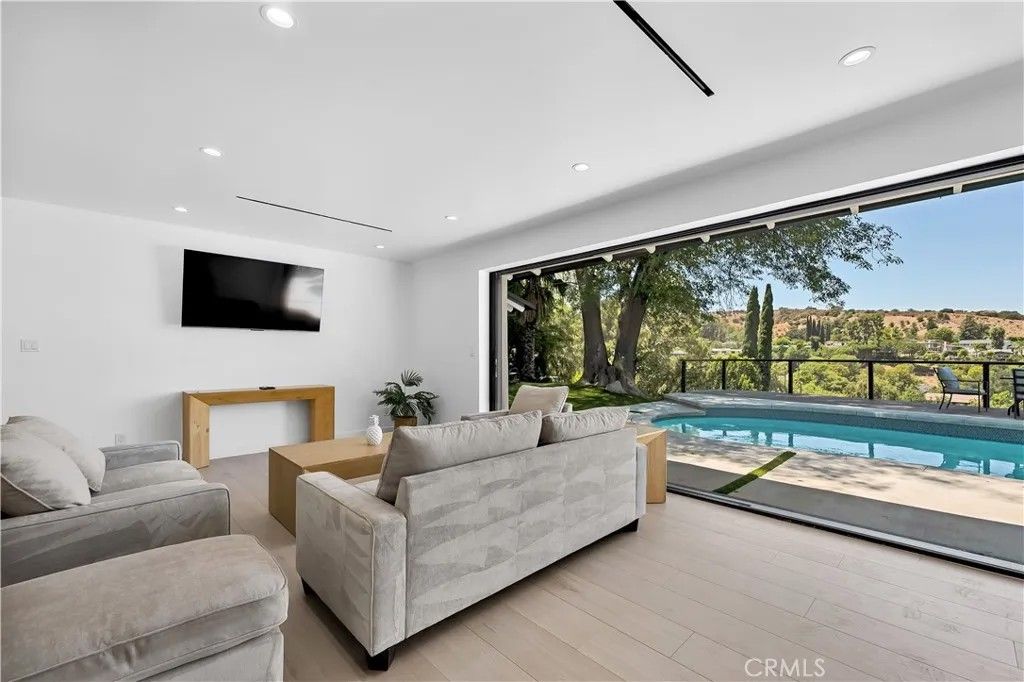 Photo of 17072 Oak View Drive, Encino, CA 91436 (MLS # SR25239876)